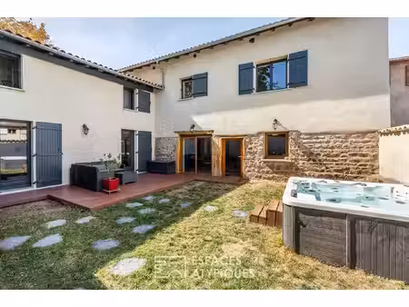 maison de village avec cour intérieure au coeur de salles arbuissonnas