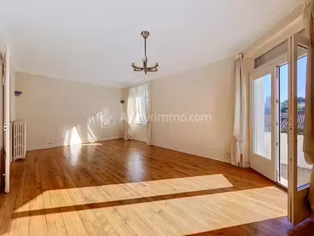 royat – spacieux appartement de 165 m² – 4 grandes chambres – terrasse de 27 m² – 2 parkin