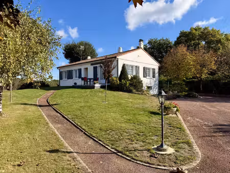 a 5 min d'aizenay  maison 3 chbres sur 2 182 m2 de terrain c