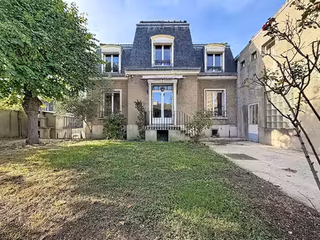 maison de caractère avec jardin  logement annexe et grand local d'activité : plus de 280 m