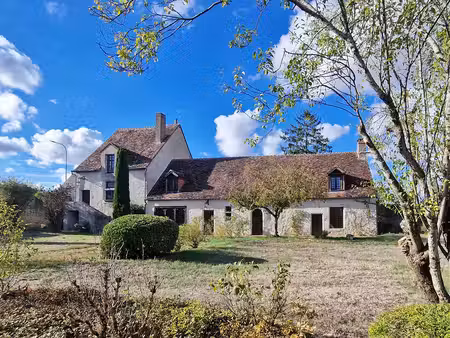 proche de chambord  relais de poste du xvième siècle.