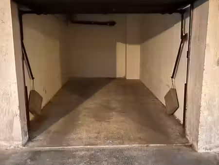 box fermé 15m2 aix-en-provence - av delattre de tassigny