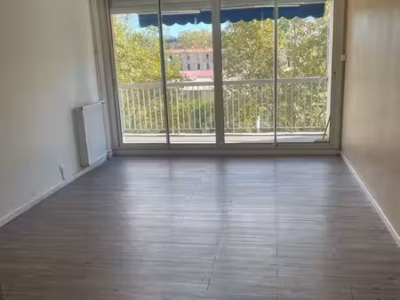 t3 65 m2 dans résidence fermée avec place de parking