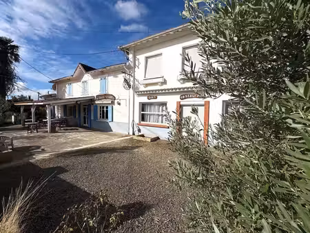 ensemble immobilier avec restaurant  deux appartements  un parking