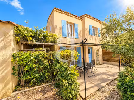 jolie maison au coeur d'une résidence sécurisée avec piscine