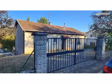 maison dans un environnement calme et verdoyant