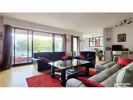 appartement 141 m² avec 29 m² de terrasse  deux garages et cave