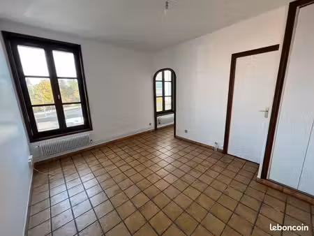 appartement de 2 pièces 35 m² ( eau  chauffage  ...inclus)