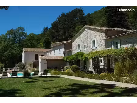 propriété entierement rénovée  de 700 m² habitable  sur 21 ha  avec piscine  proche de lim