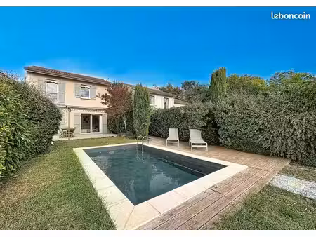 maison avec piscine et vue rare