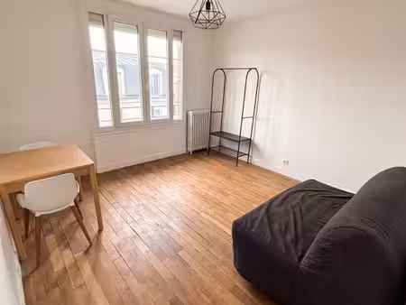 beau studio meublé 4 minutes à pieds du rer