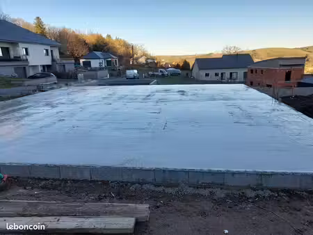 maison en construction avec sous sol + plancher + + possible 2 logements cause santé