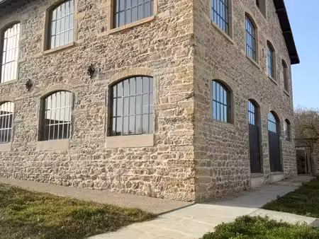 local d’activité - bâtiment en pierre
