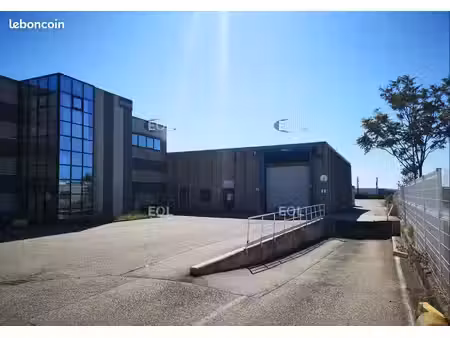 local industriel 1 555 m²