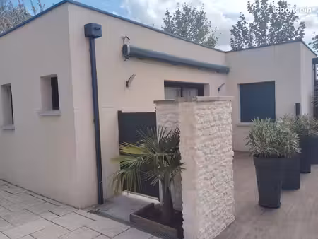 f2 meublé 42 m² indépendant  terrasse plein sud  parking - soliers