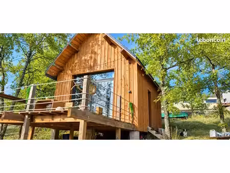 cabane chalet à la campagne