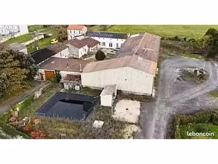 maison de 250 m² avec 6 chambres  nombreuses dépendances et hangar