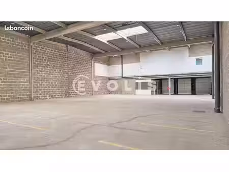 local d'activité 896 m²