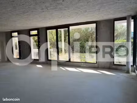bureau 200 m²