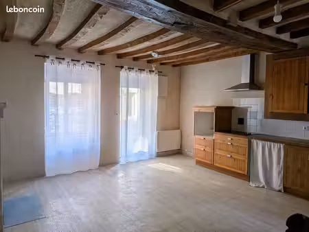 maison de bourg rénovée de 68 m² – t3 – montreuil-sur-loir