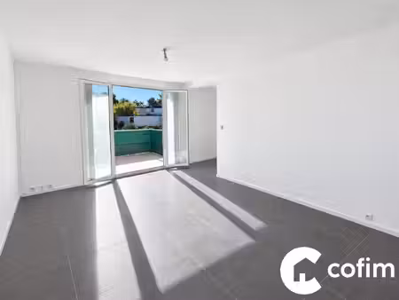 appartement t4 avec balcon et vue dégagée
