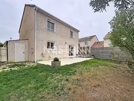 montigny le bretonneux - le manet : maison meublée 4 pièces avec terrasse  jardin et garag