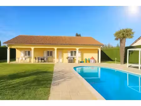 magnifique demeure familiale avec piscine et jacuzzi a mions