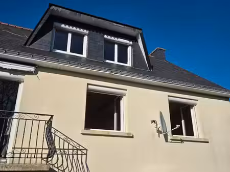 ​maison solide et chaleureuse avec grand sous-sol et jardin arboré
