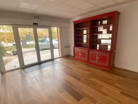 local commercial 32 5 m² avec réserve – quimiac  place du marché