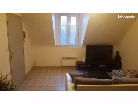 t2 à louer immeuble calme