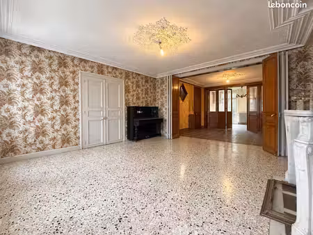 ensemble immobilier de deux maisons avec jardin