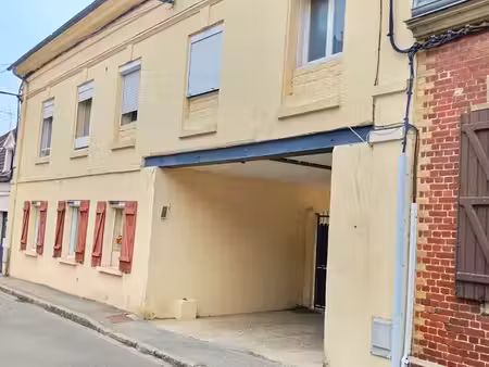 a louer f2 meublé av place de parking bien situé
