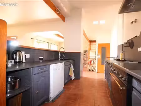 très grande maison de village