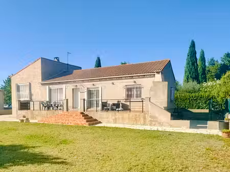 une maison pleine de charme  un jardin clos et un emplacement privilégié aux portes de nîm