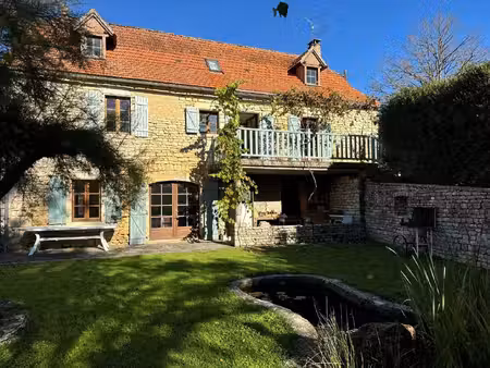 belle maison en pierre avec piscine  au calme  sur un terrain de