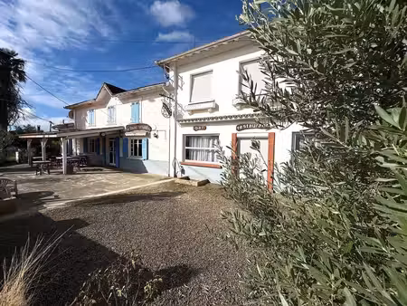 ensemble immobilier avec restaurant  deux appartements  un parking