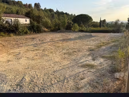 terrain à bâtir de 800 m2 en position dominante secteur re