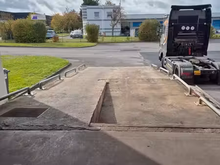 loue 400m2 dans un entrepot logistique