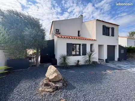 villa piscine 4 faces individuelle 4 chambres