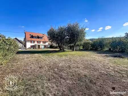 maison 7 pièces 242 m²