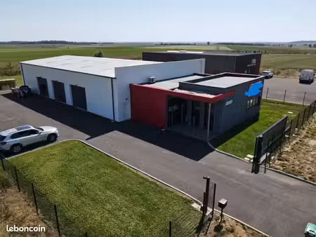 ensemble immobilier à usage de bureaux et entrepôt