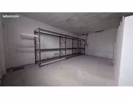 local / dépôt / box de 76 m2 dans petite zone artisanale à la limite de mulhouse/kingershe