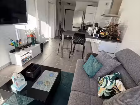 bel appartement t2 sud-est avec 2 places de parking et garage en supplément possible