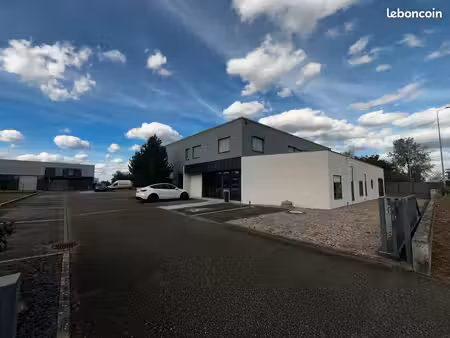 local d'activité 880 m²