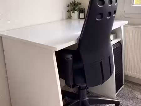 bureau blanc avec chaise de bureau noire – bon état