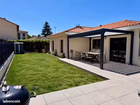? maison contemporaine de plain-pied de 102 m² avec pergola bioclimatique et carport