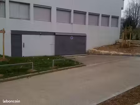 loue garage a st priest