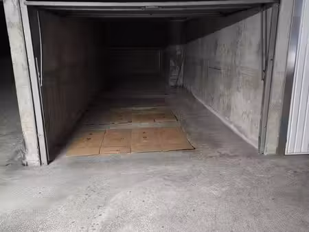box fermé pour uniquement 2 roues (moto  vélos  ou stockage)