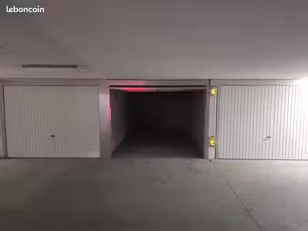 box fermé en sous-sol – résidence sécurisée – à 200 m de la gare plaisir-grignon
