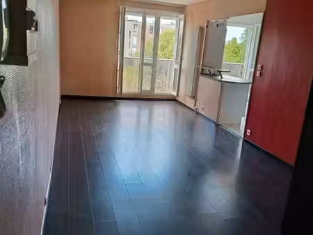 f3 lumineux ( séjour ouvert sur cuisine) + parking et caves